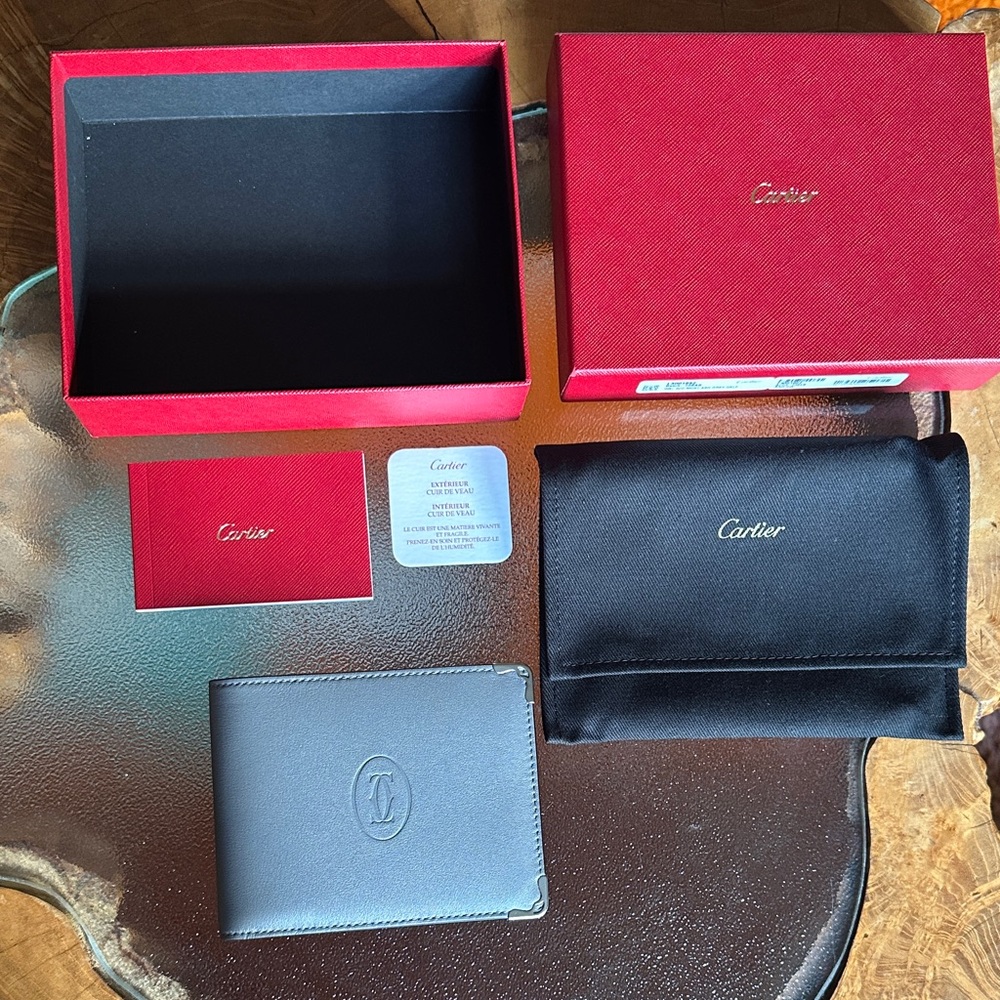 6 CREDIT CARD COMPACT WALLET, MUST DE CARTIER